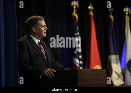 WASHINGTON (Jun. 29, 2018) James F. Geurts, Assistant Secretary der Marine für Forschung, Entwicklung und Akquisition, bietet während der Eröffnung 2017 Dr. Dolores M. Etter Top Wissenschaftler und Ingenieure Preisverleihung im Pentagon statt. Stockfoto