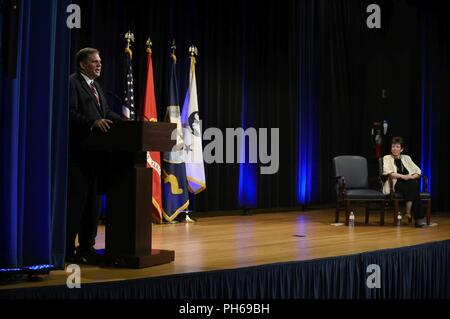 WASHINGTON (Jun. 29, 2018) James F. Geurts, Assistant Secretary der Marine für Forschung, Entwicklung und Akquisition, bietet während der Eröffnung 2017 Dr. Dolores M. Etter Top Wissenschaftler und Ingenieure Preisverleihung im Pentagon statt. Stockfoto