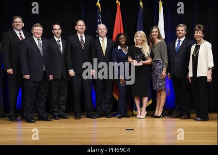 WASHINGTON (Jun. 29, 2018) James F. Geurts, Assistant Secretary der Marine für Forschung, Entwicklung und Akquisition (ASN (RD&A)), verbindet Dr. Dolores M. Etter, ehemalige (ASN (RD&A)) und aktuelle Professor Emeritus, Southern Methodist University, da Sie die 2017 Dr. Dolores M. Etter Top Wissenschaftler und Ingenieure Group Award für die Integration und Interoperabilität Team, Naval Research und Entwicklung Einrichtung, während einer Zeremonie im Pentagon präsentieren. Stockfoto