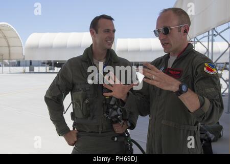 Us-Flieger Maj Kalebs keet' Guthman, und Kapitän Timothy 'Check' Sechs, Piloten, zu Hill Air Force Base, Arizona, bevorstehenden Übungen mit US-Marines auf MCAS Yuma, Ariz., 26. Juni 2018 erörtern. Die Ausübung getestet, zum ersten Mal, die Interoperabilität der Systeme laden die Waffe zwischen den Dienstleistungen F-35. Die US Air Force arbeitet mit der F-35 Lightning II EIN, während das US Marine Corps arbeitet mit der F-35 B Blitz II. Stockfoto