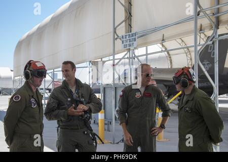 Us-Flieger Maj Kalebs keet' Guthman, und Kapitän Timothy 'Check' Sechs, Piloten, zu Hill Air Force Base, Arizona, bevorstehenden Übungen mit US-Marines auf MCAS Yuma, Ariz., 26. Juni 2018 erörtern. Die Ausübung getestet, zum ersten Mal, die Interoperabilität der Systeme laden die Waffe zwischen den Dienstleistungen F-35. Die US Air Force arbeitet mit der F-35 Lightning II EIN, während das US Marine Corps arbeitet mit der F-35 B Blitz II. Stockfoto