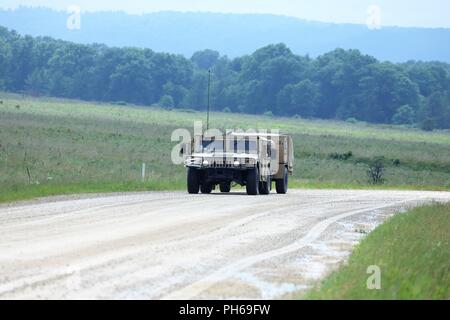 Soldaten arbeiten ein Fahrzeug im Süden Post während der 86th Division Combat Support Training Training (CSTX) 86-18-04 am 26. Juni 2018, am Fort McCoy, Wis mehr als 6.000 Soldaten aus den gesamten Vereinigten Staaten Ausbildung in der Übung werden, entsprechend der 86 th. Die Übung ist Teil der Armee finden Combat Support Training Programm, oder Cstp. CSTP Übungen sind groß angelegte, kollektiv-Training übungen Einheiten in taktische Ausbildung Umgebungen, die eng replizieren, was Sie in der operativen Bereitstellungen erfahren könnte zu tauchen. Die 86. Der Bereich ist ein Mieter orga Stockfoto