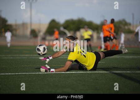 FORT BLISS, Texas - Niederlande Torwart Cpl. Petra Dugardein spielt den Ball in Fort Bliss' Stout Feld 28. Juni an der Conseil International du Sport Militaire (CISM) Weltweit militärische Frauen Fußball-Europameisterschaft 2018. Internationale militärische Teams quadrierten weg die besten Frauen Fußball-Spieler schließlich Krone unter den internationalen Militärs teilnehmen. Stockfoto