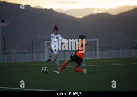 FORT BLISS, Texas - Südkorea ist Sgt. First Class Jeong Eun Ju übt einen Druck auf die Niederlande Juni 28 am Conseil International du Sport Militaire (CISM) Weltweit militärische Frauen Fußball-Europameisterschaft 2018. Internationale militärische Teams quadrierten weg die besten Frauen Fußball-Spieler schließlich Krone unter den internationalen Militärs teilnehmen. Stockfoto