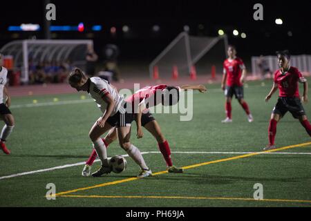 FORT BLISS, Texas - China und Kanada tussle für die Kugel, wie sie in Fort Bliss 28. Juni an der Conseil International du Sport Militaire (CISM) Weltweit militärische Frauen Fußball-Europameisterschaft 2018 beworben. Internationale militärische Teams quadrierten weg die besten Frauen Fußball-Spieler schließlich Krone unter den internationalen Militärs teilnehmen. Stockfoto