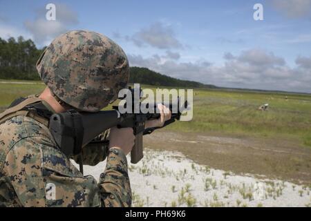 Us Marine Corps PFC. Tristin R. Greg mit 2. Strafverfolgung Bataillon, II Marine Expeditionary Force Information Group, nimmt an einer Live-Fire, Test eines neuen autonomer Roboter Zielsystem in Camp Lejeune, N.C., 27. Juni 2018. Diese Ziele werden dazu beitragen, weitere Marines Treffsicherheit Fähigkeiten entwickeln, antizipieren natürliche Bewegung und erhöht die Schlagkraft. Stockfoto