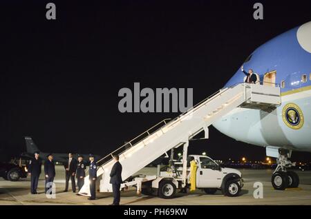 Oberst Jim Locke, der Kommandant der 128. Die Luftbetankung Flügel, Wisconsin Air National Guard und Command Chief Master Sgt. Thomas Fredrickson warten Präsident Donald Trump zu begrüßen, als er die Treppe von Air Force One Juni 27, 2018 hier absteigt. Präsident Donald Trump übertragen durch die 128 ARW auf dem Weg zu einer Veranstaltung im Südosten von Wisconsin. Stockfoto