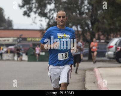 Oberstleutnant Michael A. Spears, kommandierender Offizier der Sitz und die Hauptverwaltung Squadron, vervollständigt die zwei Meile laufen während der "Aquathon" an der Marine Corps Air Station Miramar, Calif., am 29. Juni. Hauptsitz und Zentrale Squadron bewirtete die Aquathon als Juni Warrior Challenge, ein laufen - schwimmen - laufen Team Wettbewerb zwischen Active Duty Service Mitglieder bei der MCAS Miramar. Stockfoto