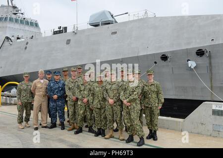 SAN DIEGO (23. Juni 2018) Segler zugeordnet Navy Reserve Marine Information Operations Command Hawaii, Camp Parks (NR NIOC HI-CAMP PARKS) posieren für ein Gruppenfoto nach der Tour durch den Littoral Combat Ship USS Manchester (LCS 14) Juni 23. Das Schiff Tour war Teil eines zweitägigen Besuch in San Diego konzentrierte sich auf Flotte Einarbeitung. Stockfoto