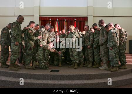 Kaplan (COL) Yvonne C. Hudson, verzichtet auf ihre Rolle als Senior Kaplan Kaplan (COL) John S. Peck eine Änderung der Stola Zeremonie am 29. Juni. Kaplan ist das Hudson Richtung Fort Sam Houston, Texas der Senior der Installation Management Command Kaplan. Stockfoto