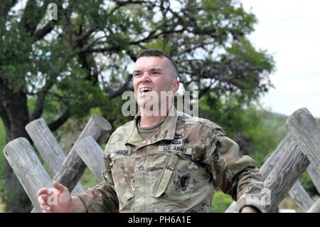 U.S. Army Staff Sgt. Chase Johnson konkurriert in den besten Krieger Wettbewerb 2018 im Camp Bullis, Texas, am 26. Juni 2018. Die U.S. Army Medical Befehl durchgeführt die besten Krieger Wettbewerb 2018 der NCO und Soldat, der besten MEDCOM und der Armee Warrior Ethos für die Teilnahme an dem Wettbewerb an die Armee Ebene vertreten zu wählen. Stockfoto