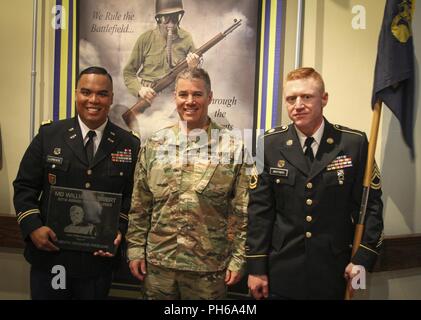 Armee finden Sie Kapitän Lorenzo Llorente II (links), Kompanieführer, 342 Chemical Company, 472Nd chemische Bataillon, 209 Region Support Group, 76th Operationelle Antwort Befehl, Brig. Gen. Doug Kirsche, (Mitte) Stellvertretender kommandierender General, 76 ORC und Sgt. 1. Klasse Johannes Baptisti (rechts), der Firma first Sergeant, 342 Chem. Co., 472Nd Chem. Bn., posieren für aphoto zusammen nach der 342 Unternehmen der chemischen Industrie war die renommierten Generalmajor William L. Sibert Award auf der Baker Theater nach Fort Leonard Wood, Missouri während das 100-jährige Jubiläum der Chemischen Korps am 28. Juni vorgestellt. Dies ist die Stockfoto