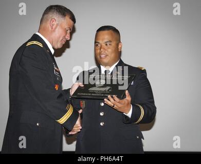 Armee finden Sie Kapitän Lorenzo Llorente II (rechts), Kompanieführer, 342 Chemical Company, 472Nd chemische Bataillon, 209 Region Support Group, 76th Operationelle Antwort Befehl, erhält den Generalmajor William L. Sibert Award Plakette von Brig. Gen. Antonio V. Munera, Kommandant, U.S. Army chemischen, biologischen, radiologischen und nuklearen (CBRN) Schule und der 30 Leiter der Chemischen in Fort Leonard Wood, Missouri Juni 28. Dies ist das zweite Jahr in Folge die 342. Chem. Co., hat den Award, der jährlich an ein Unternehmen von jeder Komponente der Armee dargestellt wird Exzellenz in zu erkennen gewonnen Stockfoto