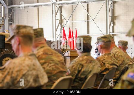 KANDAHAR AIRFIELD, Afghanistan (30. Juni 2018) - - US-Armee Generalmajor Andrew Poppas, stellvertretender Stabschef für Operationen für die entschlossene Unterstützung der Mission und der stellvertretenden kommandierenden General für Operationen für die US-Streitkräfte in Afghanistan, spricht zu den Führern und Service Mitglieder des Zuges, Beraten und Unterstützen Command-South, 30. Juni 2018 eine Übertragung der Autorität Zeremonie in Kandahar, Afghanistan. Us-Armee Brig. General John Lathrop, ausgehende Commander für Taac - Süd, aufgegeben Behörde TAAC - Süd der US-Armee Brig. Gen. Jeffrey Smiley, eingehende Commander. Stockfoto