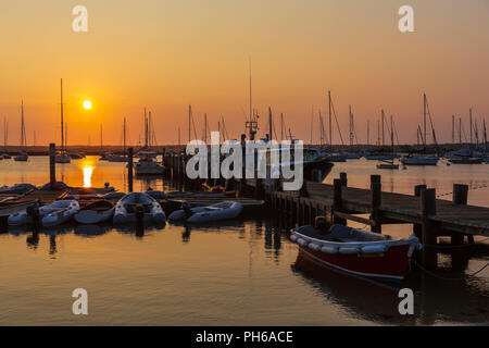 Die Sonne über Vineyard Haven Hafen im Tisbury, Massachusetts auf Martha's Vineyard. Stockfoto