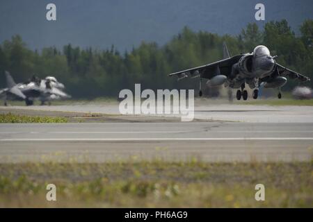 Eine Marine Corps AV-8B Harrier zu Marine Attack Squadron (VMA) 214 zugewiesen ist, während Arctic Thunder Open House am Joint Base Elmendorf-Richardson, Alaska, 30. Juni 2018. Während der Biennale open house, JBER öffnet seine Pforten für die Öffentlichkeit und Hosts, mehrere Akteure einschließlich der US Air Force Thunderbirds, JBER Joint Forces Demonstration und die US Air Force F-22 Raptor Demonstration Team. Stockfoto