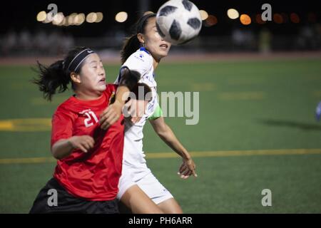 FORT BLISS, Texas - einem koreanischen und chinesischen Spieler kämpfen um den Ball während des Spiels 15 des Conseil International du Sport Militaire (CISM) Weltweit militärische Frauen Fußball-Europameisterschaft 2018. Internationale militärische Teams quadrierten weg die besten Frauen Fußball-Spieler schließlich Krone unter den internationalen Militärs teilnehmen. Stockfoto