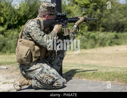 Us Marine Corps Cpl. Jeff Floate, Field Artillery cannoneer mit Echo. Akku, 2. Bataillon, 10 Marine Regiment, 2nd Marine Division, führt eine unbekannte Entfernung schießstand als Teil der Übung grüne Kanone 18, auf bulford Camp, England, 28. Juni 2018. Grüne Kanone ist eine Übung, die Marines die Möglichkeit, Taktiken und Techniken für die Stärkung der Beziehungen und der Interoperabilität neben ihre britischen Pendants. Stockfoto