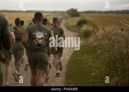 Us-Marines und Matrosen mit Echo. Akku, 2. Bataillon, 10 Marine Regiment (2/10), 2nd Marine Division, führen zu Stonehenge in Amesbury, England, 30. Juni 2018. Marinesoldaten und Matrosen mit der Einheit nehmen derzeit an multinationale Übung grüne Kanone 18 ging auf eine Batterie Einheit stolz und bauen Espirit de Corps zu zeigen. Stockfoto