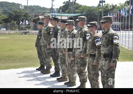 Soldaten der Vereinten Nationen Befehl Sicherheit Bataillon am Joint Security Area, Paju, Republik Korea erwarten die Ankunft von ADM Philip S. Davidson. ADM Davidson fuhr seinen ersten Besuch in der Republik Korea seit in als Kommandeur des neu benannten Indopazifik Befehl vereidigt werden. Stockfoto