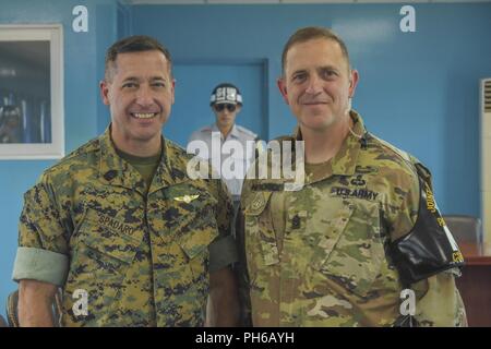 SgtMaj Anthony Spadaro, INDOPACOM älterer Soldat Führer, und CSM Raymond Hendrick, Vereinten Nationen Befehl Sicherheit Battalion Command Sergeant Major, posieren für ein Foto in der Militärischen Waffenstillstand Konferenz der Kommission Gebäude entlang 'Reihe' an der Joint Security Area, Paju, Republik Korea. Stockfoto