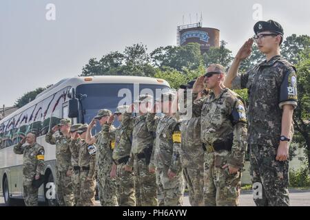 ROK und US-Soldaten von Flugzeugen der Vereinten Nationen Befehl Sicherheit Bataillon salute ADM Philip S. Davidson, als er den Joint Security Area, Paju fährt, Republik Korea. ADM Davidson fuhr seinen ersten Besuch in der Republik Korea seit in als Kommandeur des neu benannten Indopazifik Befehl vereidigt werden. Stockfoto