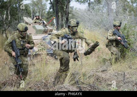 Soldaten aus Battlegroup Krieg Pferd nehmen Sie teil am abschließenden Angriff auf Williamson Flugplatzes in der Shoalwater Bay, Rockhampton, Queensland, während der Übung Hamel 2018. Übung Hamel 2018 ist die operative Vorbereitung Zertifizierung für das 7. Brigade der australischen Armee. Die Übung ist auch eine Koalition Joint Task Force Aktivität, die die Interoperabilität maximiert Training mit fünf Australiens Augen Partner, die Vereinigten Staaten, Großbritannien, Kanada und Neuseeland. (Australian Defence Force Stockfoto