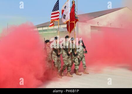 Soldaten des 6. Battalion, 52nd Air Defense Artillery Regiment, tragen die nationalen Farben der Vereinigten Staaten von Amerika und der Republik Korea, als das Bataillon marschiert in Position für eine Änderung des Befehls Zeremonie, Juni 15, 2018, in Suwon Air Base, Republik Korea. Die Zeremonie anerkannt mit der Verabschiedung des Guidon von Oberstleutnant Marc Pelini zu Oberstleutnant Matthew Walker. ( Stockfoto