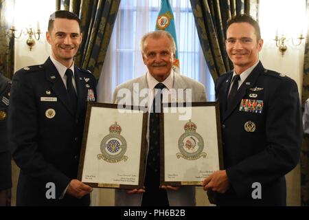 Oberstleutnant Matthew Swanson, 336 Fighter Squadron Commander an Seymour-Johnson Air Force Base in Goldsboro, North Carolina, und Oberstleutnant Isaac Bell, 335 FS Commander an Seymour-Johnson AFB, für ein Foto während der Eagle squadron Zeremonie an der Royal Air Force Club in London, England, Juni 29. Die RAF 121 und 133 Eagle squadron Abzeichen, von den Piloten getragen in der originalen Eagle staffeln, wird jetzt bei der RAF Club in Ihrer Ehre angezeigt werden. Stockfoto