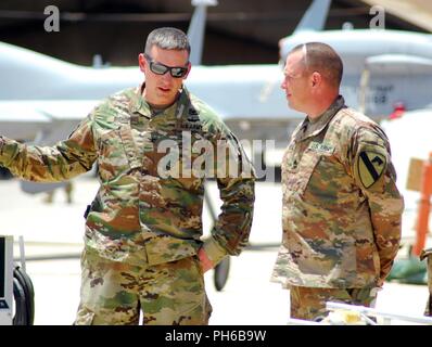 Unbekannten ORT Oberstleutnant Josef Bischof (links), 449Th Combat Aviation Brigade Commander, Gespräche mit einem Soldaten zu Foxtrott Firma zugewiesen, 227 Aviation Regiment über MQ-1C Grau Adler Unmanned Aircraft Systems vor einer Übertragung der Autorität Zeremonie am 24. Juni 2018. Stockfoto