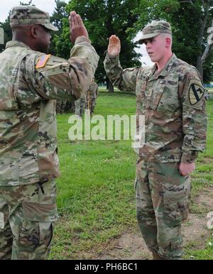 Oberstleutnant Kelvin Swint, Kommandant der 2. Battalion, 5th Cavalry Regiment, 1st Armored Brigade Combat Team, 1.Kavallerie Division fördert 2. Lt. Steven Schworm, bis 2-5 Cav, 1 ABCT, 1 CD, Oberleutnant in Mihail Kogalniceanu Airbase in Rumänien, 29. Juni 2018 vergeben. Schworm stammt aus Spencerport, New York und ist mit dem 2-5 Cav zur Unterstützung der Atlantischen lösen, ein bleibendes Training übung zwischen der NATO und US-Streitkräften eingesetzt. Stockfoto