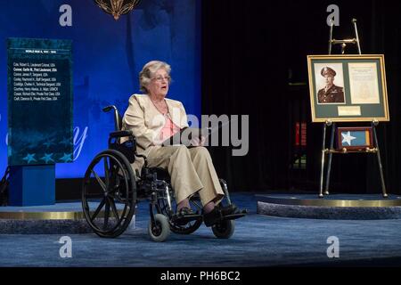 Pauline Lyda Brunnen Conner, der ehegatte der US Army 1st Lieutenant Garlin M. Conner, gibt ihr Bemerkungen während einer Ehrenmedaille Induktion Zeremonie im Pentagon in Arlington, Virginia, 27. Juni 2018. Conner wurde posthum die Ehrenmedaille Juni 26, 2018 für Maßnahmen vergeben, während als Nachrichtenoffizier mit Hauptsitz und Sitz der Gesellschaft, 3. Battalion, 7th Infantry Regiment, 3 Infanterie Division, während des Zweiten Weltkriegs am Jan. 24, 1945. Stockfoto