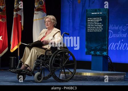 Pauline Lyda Brunnen Conner, der ehegatte der US Army 1st Lieutenant Garlin M. Conner, gibt ihr Bemerkungen während einer Ehrenmedaille Induktion Zeremonie im Pentagon in Arlington, Virginia, 27. Juni 2018. Conner wurde posthum die Ehrenmedaille Juni 26, 2018 für Maßnahmen vergeben, während als Nachrichtenoffizier mit Hauptsitz und Sitz der Gesellschaft, 3. Battalion, 7th Infantry Regiment, 3 Infanterie Division, während des Zweiten Weltkriegs am Jan. 24, 1945. Stockfoto