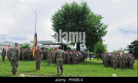 Oberstleutnant Kelvin Swint, Kommandant der 2. Battalion, 5th Cavalry Regiment, 1st Armored Brigade Combat Team, 1.Kavallerie Division bietet Soldaten mit Worten der Weisheit nach der Förderung von 1 Lt. Steven Schworm auf 2-5 Cav, 1 ABCT, 1 CD Mihail Kogalniceanu Airbase in Rumänien, 29. Juni 2018 vergeben. Schworm stammt aus Spencerport, New York und ist mit dem 2-5 Cav zur Unterstützung der Atlantischen lösen, ein bleibendes Training übung zwischen der NATO und US-Streitkräften eingesetzt. Stockfoto