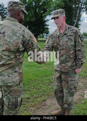 Oberstleutnant Kelvin Swint, Kommandant der 2. Battalion, 5th Cavalry Regiment, 1st Armored Brigade Combat Team, 1.Kavallerie Division gratuliert 2 Oberstleutnant Steven Schworm, bis 2-5 Cav, 1 ABCT, 1 CD, für seine Beförderung zum Oberleutnant in Mihail Kogalniceanu Airbase in Rumänien, 29. Juni 2018 vergeben. Schworm stammt aus Spencerport, New York und ist mit dem 2-5 Cav zur Unterstützung der Atlantischen lösen, ein bleibendes Training übung zwischen der NATO und US-Streitkräften eingesetzt. Stockfoto