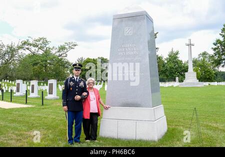 Pauline Lyda Brunnen Conner, der ehegatte der US Army 1st Lieutenant Garlin M. Conner, besuche die 3 Infantry Division Monument auf dem Arlington National Cemetery, in Arlington, Virginia, 28. Juni 2018. Conner wurde posthum die Ehrenmedaille Juni 26, 2018 für Maßnahmen vergeben, während als Nachrichtenoffizier mit Hauptsitz und Sitz der Gesellschaft, 3. Battalion, 7th Infantry Regiment, 3 Infanterie Division, während des Zweiten Weltkriegs am Jan. 24, 1945. Stockfoto