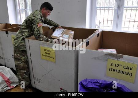 Spc. Thomas Galler, eine Post Clerk des 444Th Human Resources Firma, 16 Spezielle Truppen Bataillon, 16 Sustainment Brigade, 13 Theater Sustainment Command zugeordnet, Orte eines Pakets in den Postausgang des empfangenden Unternehmens, Zagan, Polen, 26. Juni 2018. Soldaten mit der 444Th HRC arbeiten Post Unterstützung für Soldaten und Zivilisten innerhalb der Atlantischen Bereich Beheben von Operationen zur Verfügung zu stellen. Stockfoto