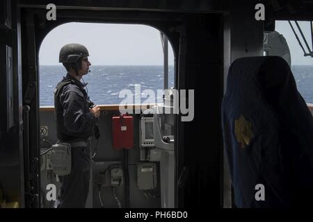 Mittelmeer (30. Juni 2018) Seemann Christian Achoy steht port Lookout während eines General Quarters (GQ) bohren Sie an Bord der geführte-missile Cruiser USS Normandie (CG60). Die Normandie ist derzeit als Teil der Harry S. Truman Carrier Strike Group bereitgestellt. Mit Harry S. Truman als Flaggschiff, Bereitstellung Streik Vermögenswerte des Konzerns gehören Personal, Schiffe und Flugzeuge von Carrier Strike Group (CSG) 8, Destroyer Squadron (DESRON) 28 und Carrier Air Wing (Cvw) 1; sowie die Sachsen-Klasse deutsche Fregatte FGS Hessen (F221). Stockfoto