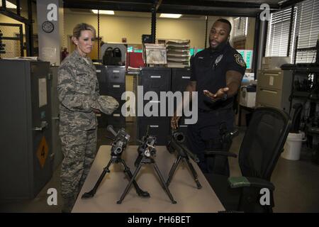 Brig. Gen. Laura L. Lenderman, 502Nd Air Base Wing und Joint Base San Antonio Commander, unterrichtete von Officer Carl E. Francis Jr. während einer Tour der 502Nd Sicherheitskräfte Squadron armory Zimmer, während ein Eintauchen Tour an JBSA-Fort Sam Houston. Lenderman erhielt eine Mission kurz und ein Spaziergang durch die Anlage, die Kenntnisse über die Programme bieten und wie sie sich schützen und dienen JBSA am 15. Juni. Stockfoto