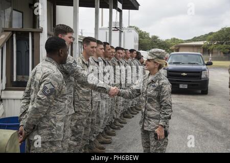 Brig. Gen. Laura L. Lenderman, 502Nd Air Base Wing und Joint Base San Antonio Commander, grüßt Flieger vom 502Nd Logistik Bereitschaft Squadron, während ein Eintauchen Tour an JBSA-Camp Bullis. Lenderman erhielt eine Mission kurz und einem Spaziergang durch des Motors pool am 21. Juni. Stockfoto