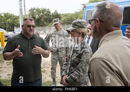 John Patrick, Wartung Struktur Betriebsleiter, 502Nd Logistik Bereitschaft Squadron, Schriftsatz Brig. Gen. Laura L. Lenderman, 502Nd Air Base Wing und Joint Base San Antonio Commander, auf dem 502Nd LRS Mission durch während einer Immersion Tour an JBSA-Camp Bullis am 21. Juni. Stockfoto