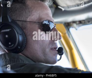 Us Air National Guard Maj Zackary Smith, ein Pilot mit Die 121 Luftbetankung Flügel, Ohio, sitzt im Cockpit einer KC-135 Stratotanker Juni 27., 2018. Die stratotanker würde später F-16 Fighting Falcons mit den 158 Fighter Wing, Vermont tanken. Stockfoto