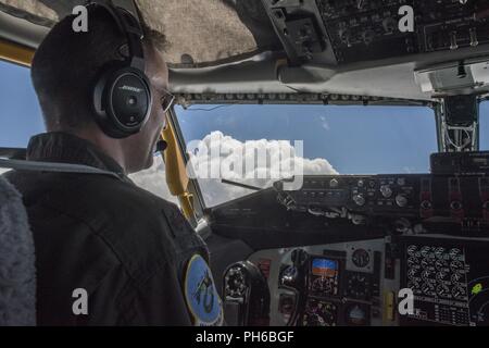 Us Air National Guard Maj Zackary Smith, ein Pilot mit Die 121 Luftbetankung Flügel, Ohio, sitzt im Cockpit einer KC-135 Stratotanker Juni 27., 2018. Die stratotanker hatte gerade tanken F-16 Fighting Falcons mit den 158 Fighter Wing, Vermont. Stockfoto