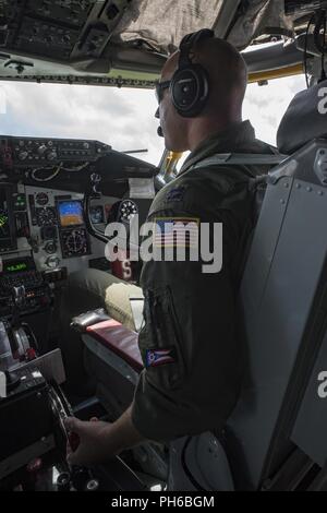 Air National Guard Kapitän Scott Stoner, einem Pilotprojekt mit Die 121 Luftbetankung Flügel, Ohio, sitzt im Cockpit einer KC-135 Stratotanker nach einer Betankung übung Juni 27., 2018. Die Stratotanker aufgetankt F-16 Fighting Falcons mit den 158 Fighter Wing, Vermont. Stockfoto