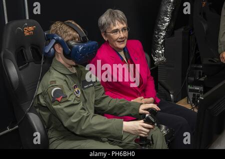 Sekretär der Air Force Heather Wilson beobachtet 2. Lt. Emilia Kaiser, Pilot Training nächste Student, Zug mit einer Virtual Reality Anlage an PTN, an der Streitkräfte finden Zentrum am Internationalen Flughafen Austin-Bergstrom in Austin, Texas, 27. Juni 2018. Bei ihrem Besuch in Joint Base San Antonio, Wilson mehr gelernt über die Missionen an AFWERX - Austin, Pilot Training nächste, 12 Flying Training Wing bei Joint Base San Antonio-Randolph und Grundausbildung bei JBSA - Lackland. Stockfoto