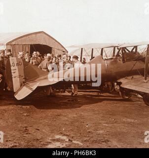 Rückkehr der Kampfflugzeug, c 1914 - c 1918. Artist: Unbekannt. Stockfoto