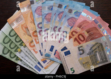 Fächerte Euro-Scheine verschiedener Konfessionen Stockfoto