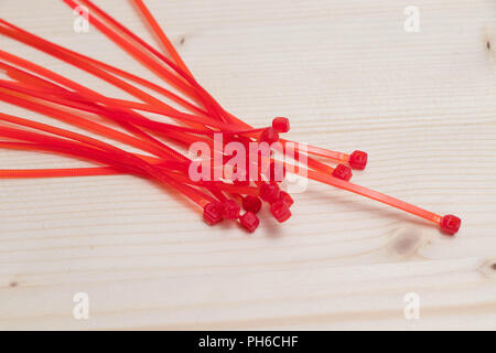 Mehrere Viele Rote Kabelbinder Kabelbinder Auf Holz Isoliert Stockfotografie Alamy