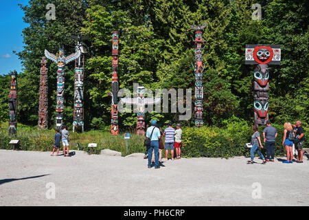 Totempfähle im Stanley Park, Vancouver, British Columbia, Kanada Stockfoto