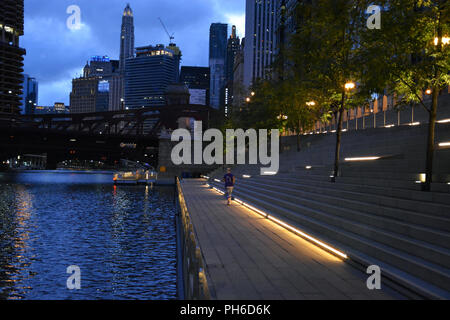 Lichter am Riverwalk in Chicago, bevor die Sonne aufgeht. Stockfoto